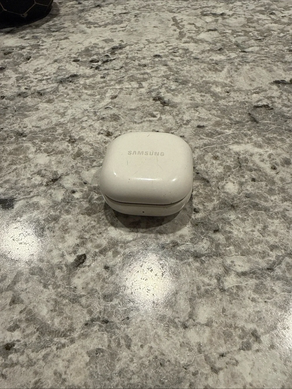 Samsung White Wireless Earbuds Charging Case